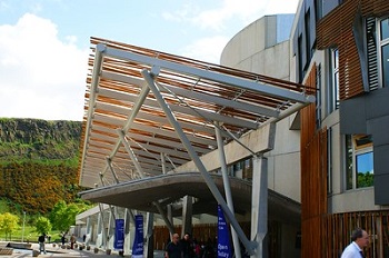 Protest w Edynburgu: „Nie chcemy masek, nie wierzymy w naturalne pochodzenie koronawirusa”