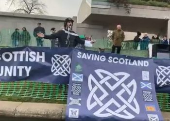 Duży protest w Edynburgu: „Pandemia to spisek, aby nas wszystkich zniewolić”