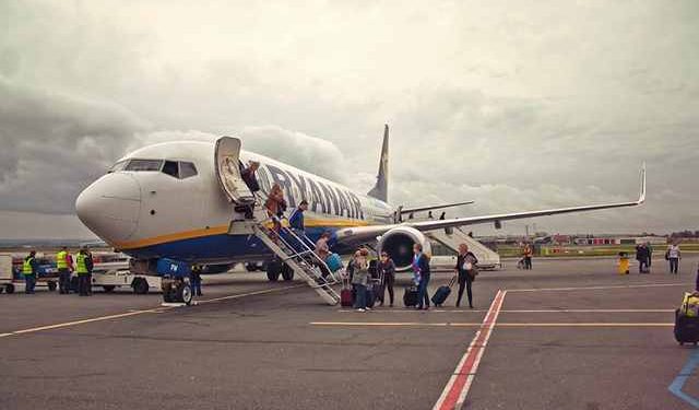 Mieszkańcy Edynburga i Glasgow nie mogą legalnie wylecieć za granicę. Zamieszanie wokół nowego prawa