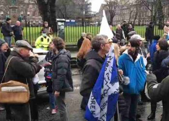 Ulicami Edynburga przeszedł kolejny marsz przeciwko ograniczeniom: „Nie pozwólcie się zaszczepić!”