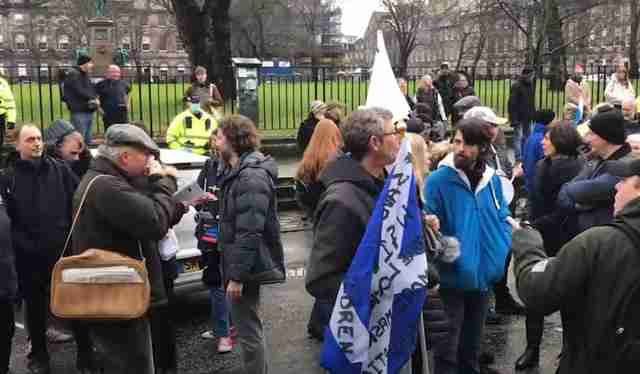 Ulicami Edynburga przeszedł kolejny marsz przeciwko ograniczeniom: „Nie pozwólcie się zaszczepić!”