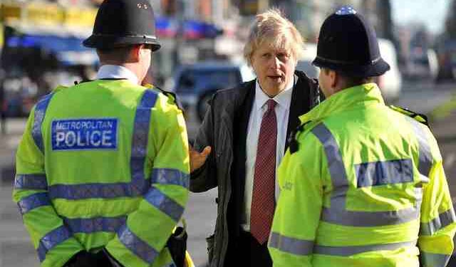 Boris Johnson w ogniu krytyki po wizycie w Szkocji: „Nieodpowiedzialne odwiedziny w fabryce szczepionek”