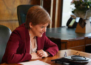 Szkocja rozpoczyna luzowanie obostrzeń. „Rule of Four” właśnie wchodzi w życie