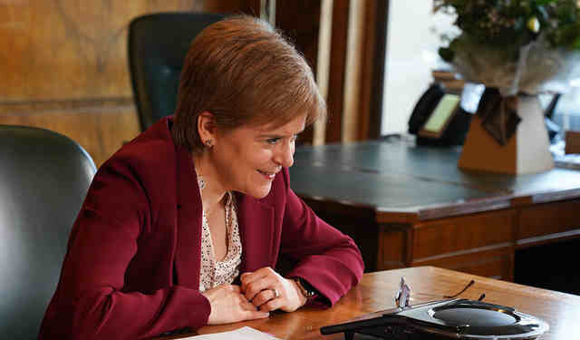 Szkocja rozpoczyna luzowanie obostrzeń. „Rule of Four” właśnie wchodzi w życie