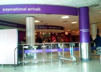 Szkocja: podróżni masowo unikają kwarantanny, latając przez Anglię