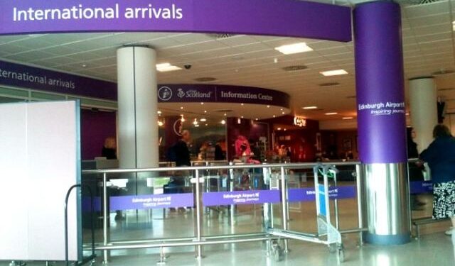 Szkocja: podróżni masowo unikają kwarantanny, latając przez Anglię