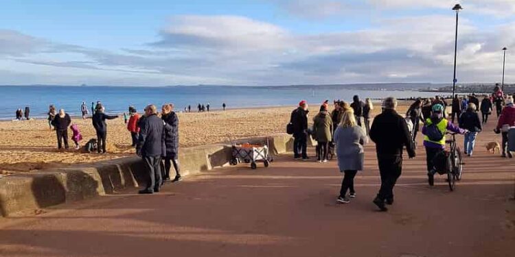 Edynburg: policja i saperzy w Portobello. Ewakuowano mieszkańców