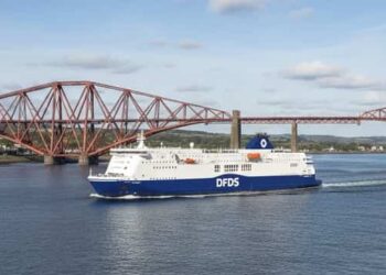 Niebieski prom pasażerski DFDS płynący obok mostu Forth bridge w Szkocji - informacja edynburg.online